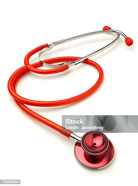 Médico De Vermelho Estetoscópio No Fundo Branco Puro De Cuidados De Saúde - Fotografias de stock e mais imagens de Beleza