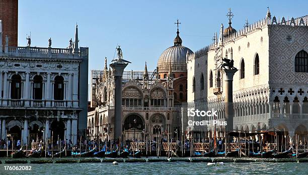 Praça De São Marcos Em Veneza Itália - Fotografias de stock e mais imagens de Arquitetura - Arquitetura, Basílica de São Marcos, Cidade Pequena