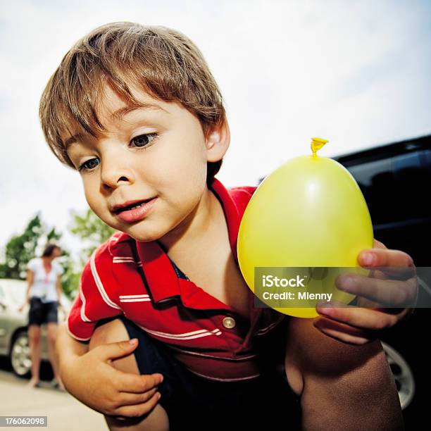 Foto de Menino Curioso e mais fotos de stock de 2-3 Anos - 2-3 Anos, Assistindo, Balão - Decoração