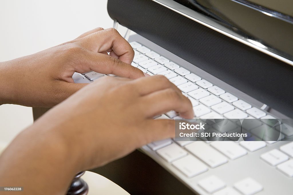 Detalhe de alguém de mãos digitando em um teclado de computador - Foto de stock de Adulto royalty-free