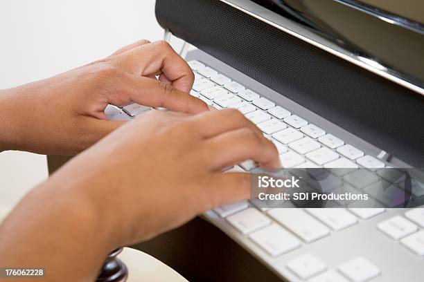 Foto de Detalhe De Alguém De Mãos Digitando Em Um Teclado De Computador e mais fotos de stock de Adulto