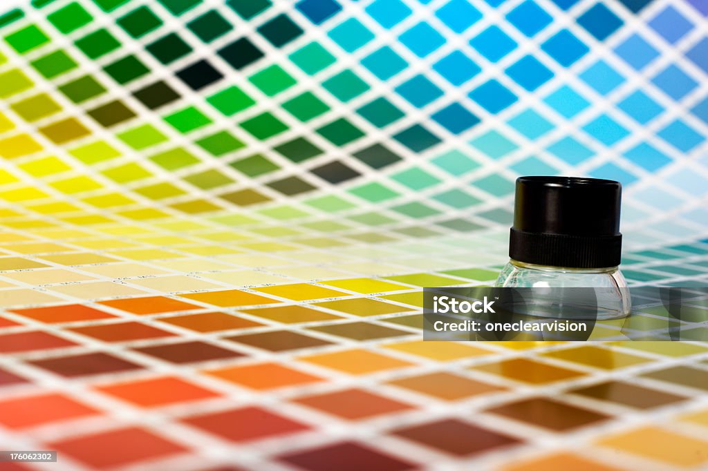 Gráfico e uma lupa cores - Foto de stock de CMYK royalty-free