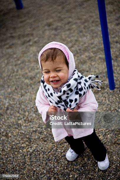 Bambino Felice Ragazza Indossa Inverno Coar E Sciarpa - Fotografie stock e altre immagini di 12-23 mesi