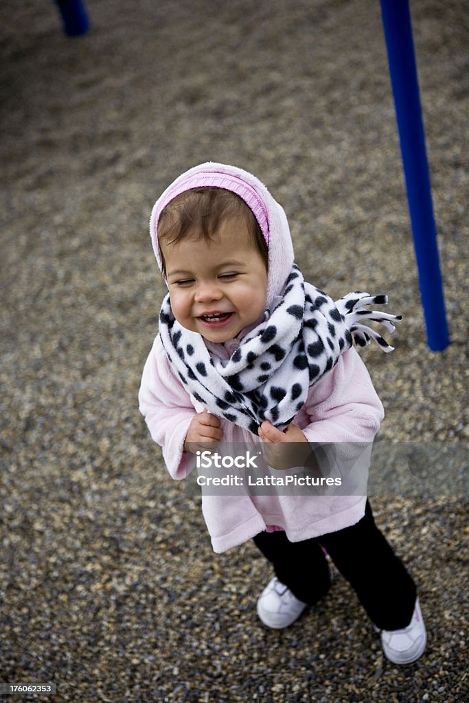 Bebê Menina feliz vestindo inverno coar e echarpe - Foto de stock de 12-23 meses royalty-free