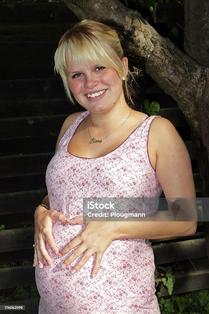 Souriante jeune fille enceinte - Photo de 16-17 ans libre de droits