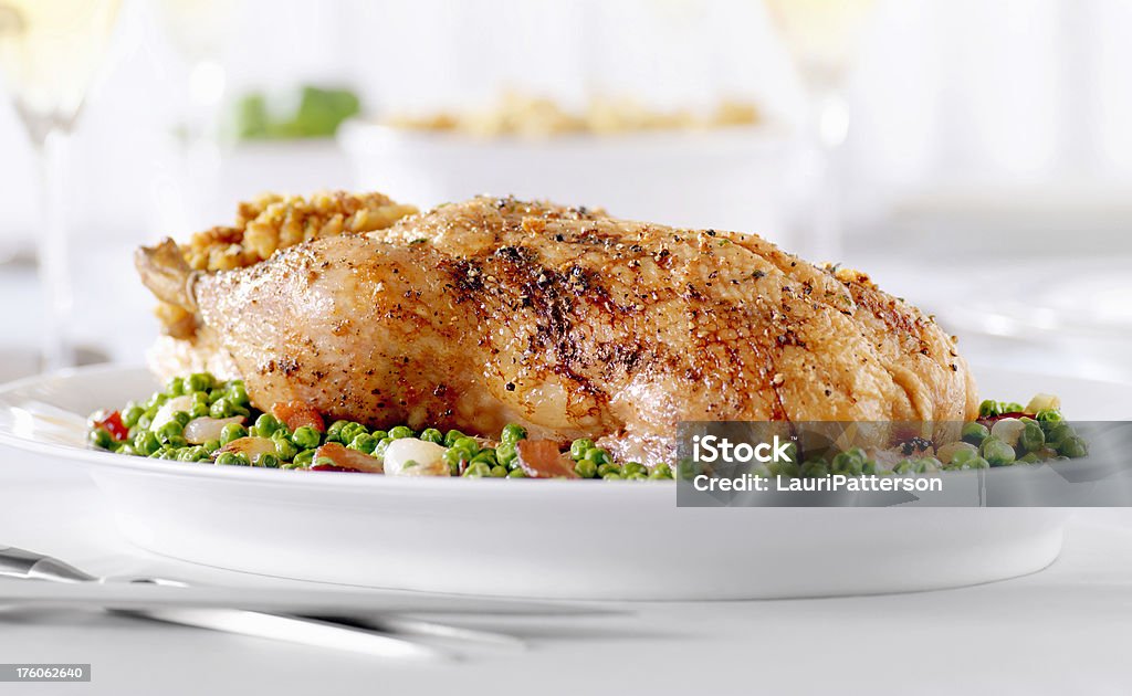 Festivo Jantar com pato assado, e ervilhas - Foto de stock de Pato - Carne Branca royalty-free