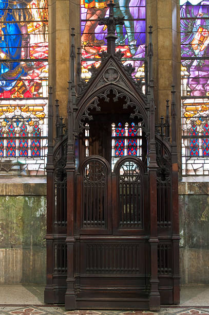 confessional und buntglas-fenster - confession booth church wood forgiveness stock-fotos und bilder