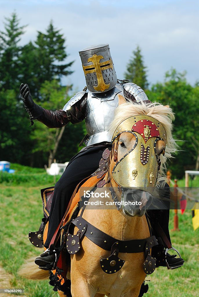 Cavaliere medievale a cavallo - Foto stock royalty-free di Ambientazione esterna