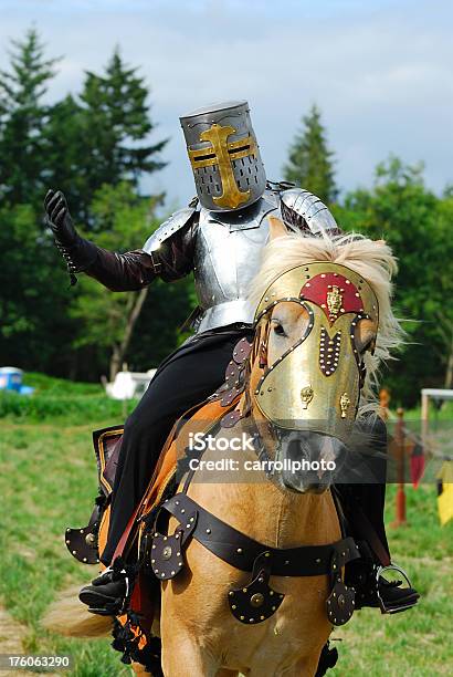 Cavaliere Medievale A Cavallo - Fotografie stock e altre immagini di Ambientazione esterna - Ambientazione esterna, Andare a cavallo, Antico - Vecchio stile