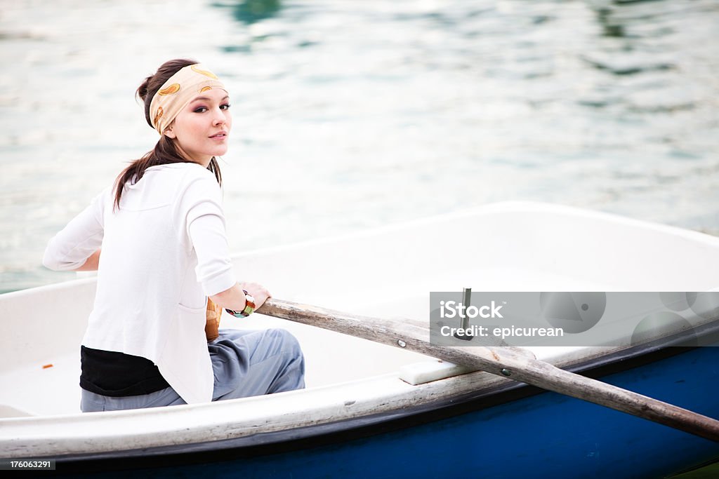 Jovem mulher bonita em um barco a remo em Madri - Foto de stock de 20 Anos royalty-free