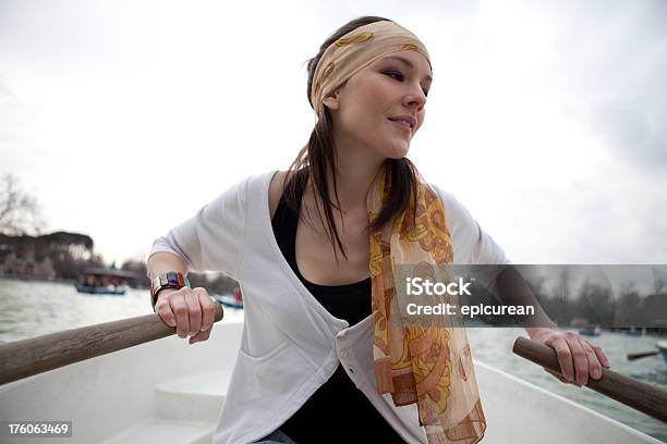 Joven Mujer Sola En Un Barco De Remos Foto de stock y más banco de imágenes de 20 a 29 años - 20 a 29 años, Actividad, Actividades recreativas