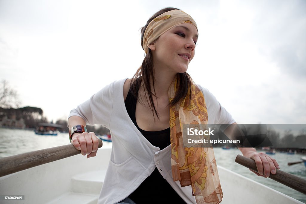 Jovem isolada em um Barco a Remos - Royalty-free 20-29 Anos Foto de stock