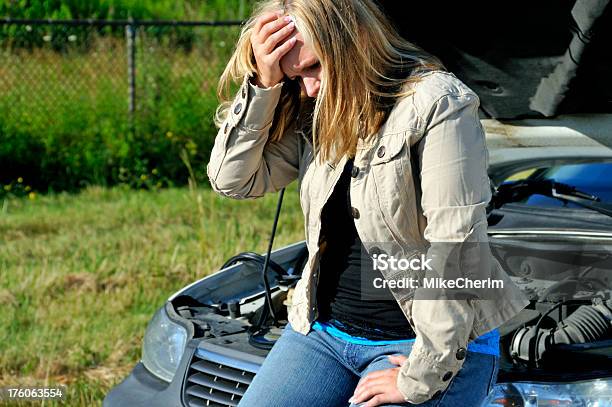 Premendo Auto Lacerazione Situazione - Fotografie stock e altre immagini di 20-24 anni - 20-24 anni, Adulto, Affranto