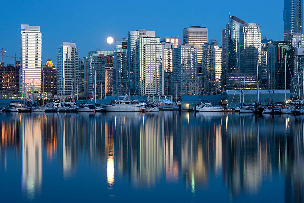 horizonte da cidade de vancouver - vancouver harbor vancouver harbor marina - fotografias e filmes do acervo