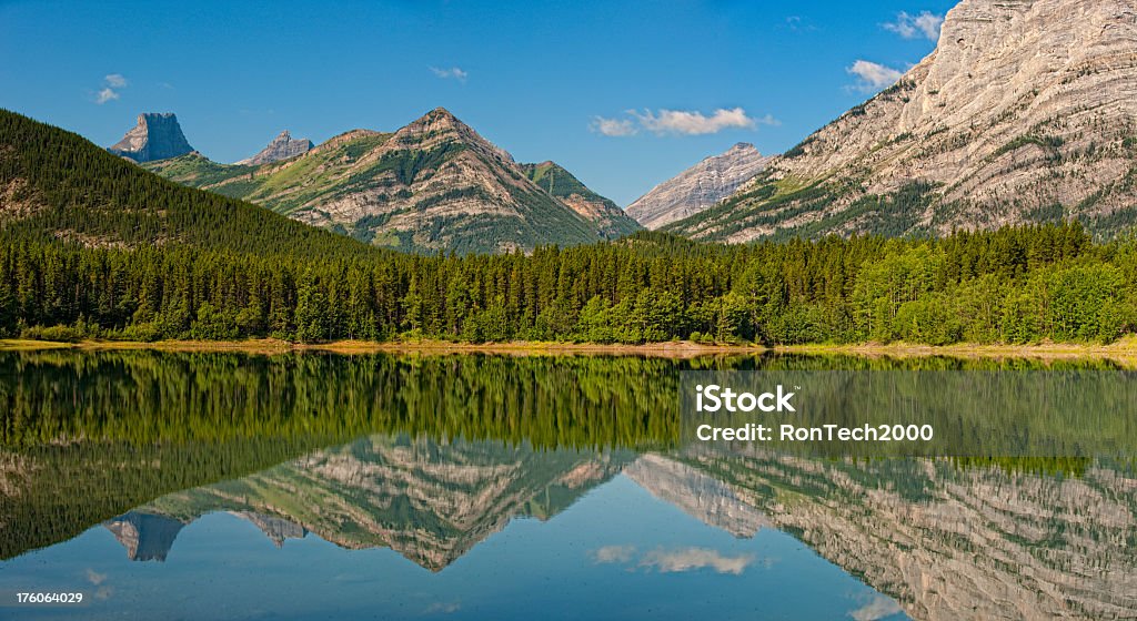 Lago de montanha XXXL panorâmica - Foto de stock de Alberta royalty-free