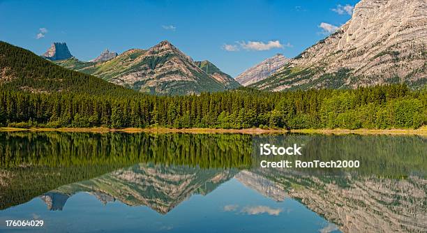 Foto de Lago De Montanha Xxxl Panorâmica e mais fotos de stock de Alberta - Alberta, Alto contraste, Beleza natural - Natureza