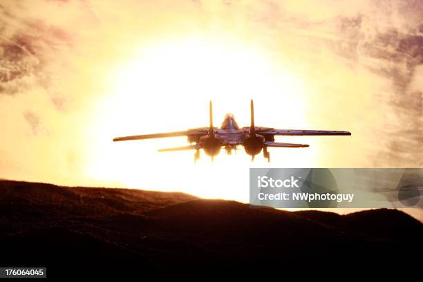 Avião De Combate E Pôr Do Sol - Fotografias de stock e mais imagens de Brigar - Brigar, Pilotar, Agressão
