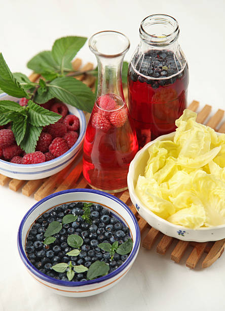 myrtilles et framboises vinaigre - vinegar bottle raspberry fruit photos et images de collection