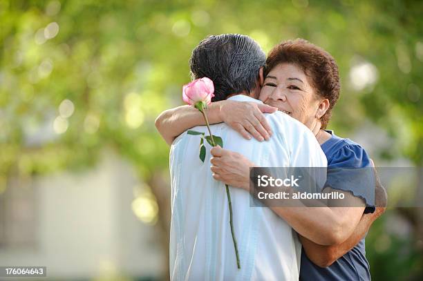 Alegre Pareja Mayor Foto de stock y más banco de imágenes de 70-79 años - 70-79 años, Abrazar, Adulto