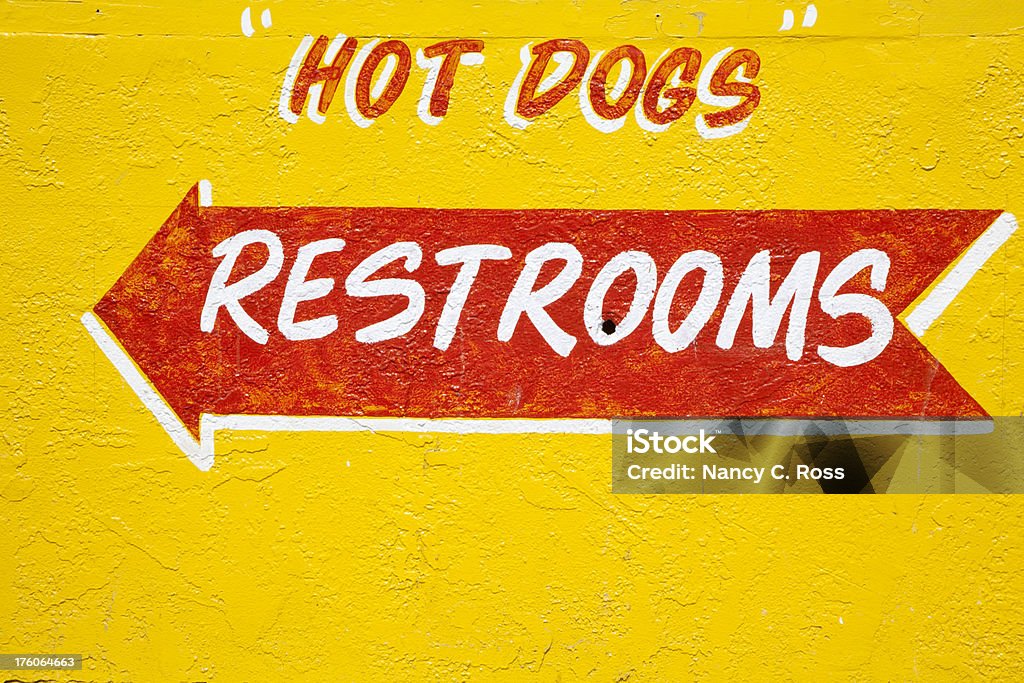 Hot Dog peint à la main et de la flèche indiquant les toilettes - Photo de Hot dog libre de droits