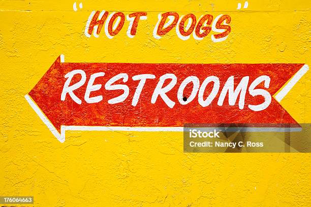 Photo libre de droit de Hot Dog Peint À La Main Et De La Flèche Indiquant Les Toilettes banque d'images et plus d'images libres de droit de Hot dog