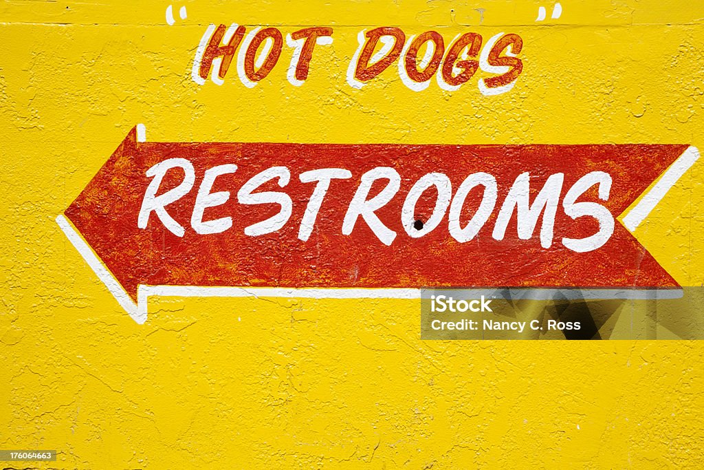 Рука нарисованные Хот-дог и туалет Знак стрелки - Стоковые фото Краска роялти-фри