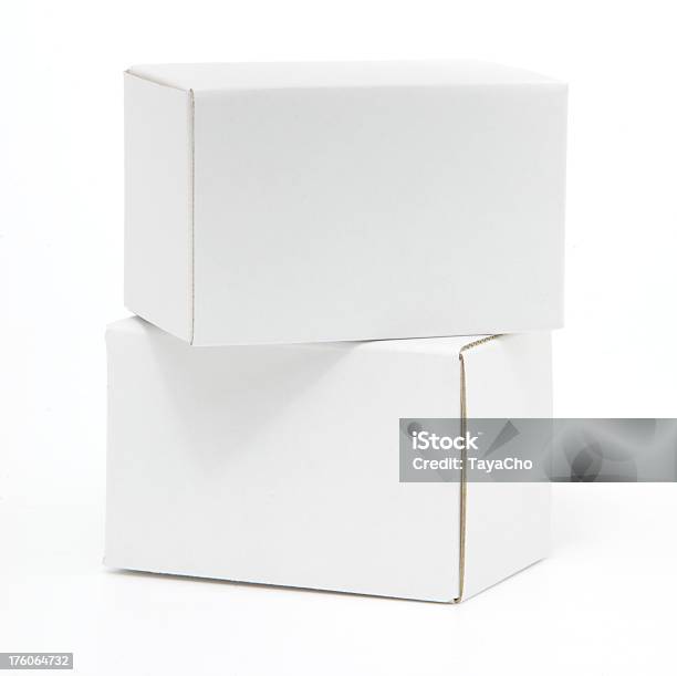 Photo libre de droit de Deux Boîtes En Carton Isolé Blanc Blanc banque d'images et plus d'images libres de droit de Blanc - Blanc, Boîte, Deux objets