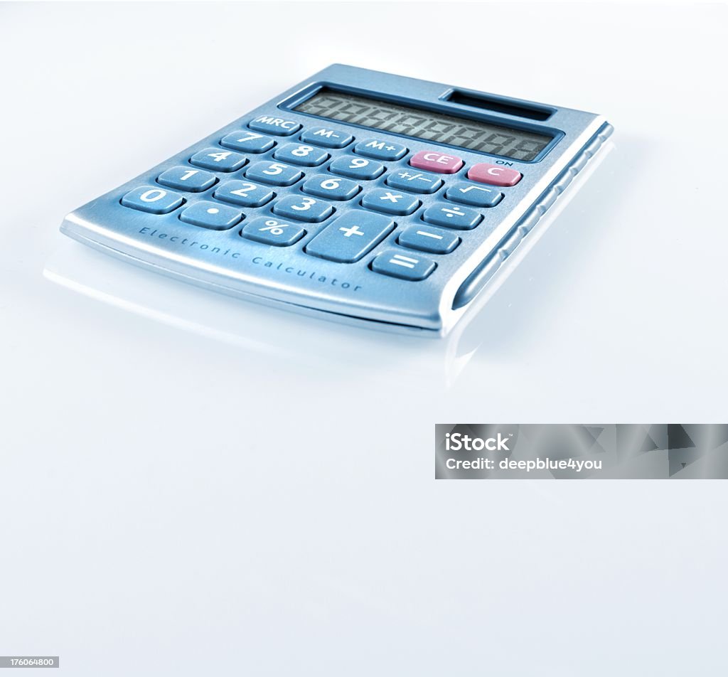 Blu calcolatrice in mano isolato su bianco - Foto stock royalty-free di Accuratezza