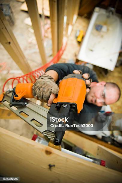 Sweet Nail Gun Aktion Stockfoto und mehr Bilder von Nagel - Nagel, Schusswaffe, Ansicht aus erhöhter Perspektive