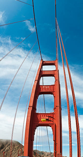 golden gate bridge vermelho vertical panorama de torre de san francisco - san francisco county suspension bridge cityscape marin tower imagens e fotografias de stock