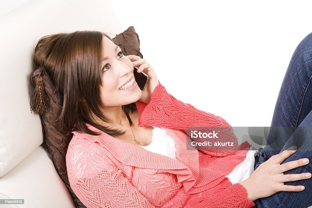 Kobieta na telefon w domu, uśmiechając się - Zbiór zdjęć royalty-free (20-24 lata)