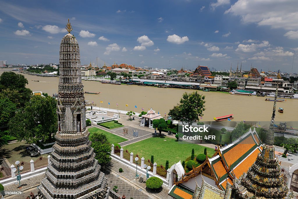 Wat Arun, der Große Palast, den Fluss Chao Phraya, die Skyline von Bangkok (XXXL - Lizenzfrei Asiatisches Langboot Stock-Foto