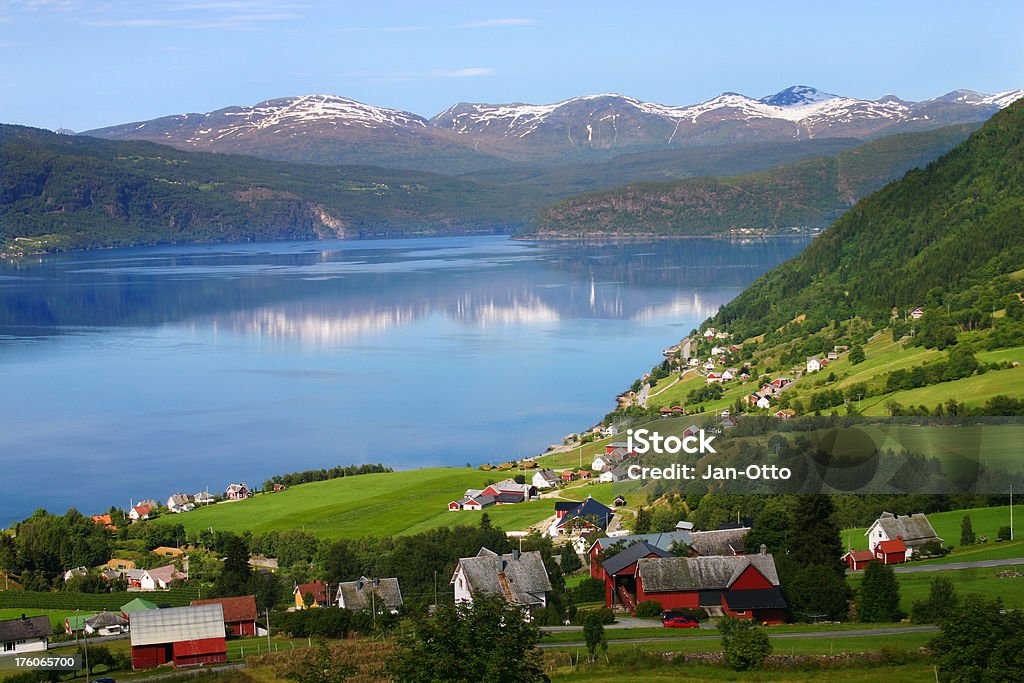 Norwegisches Dorf und fjord - Lizenzfrei Horizontal Stock-Foto