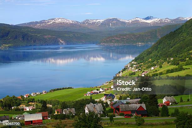 Norwegisches Dorf Und Fjord Stockfoto und mehr Bilder von Horizontal - Horizontal, Landschaft, Landwirtschaft