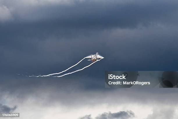F 15 И Шторм Облака — стоковые фотографии и другие картинки Истребитель - Истребитель, Форсажная камера, Авиакосмическая промышленность