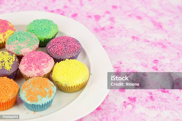 Płyta Z Cupcakes - zdjęcia stockowe i więcej obrazów Cupcake - Cupcake, Domowy, Talerz