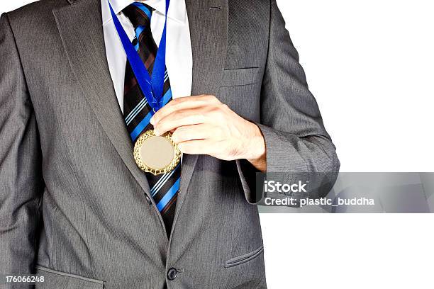 Hombre De Negocios Con Una Medalla De Oro Xxxl Foto de stock y más banco de imágenes de Adulto - Adulto, Camisa, Camisa con botones