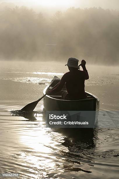 Foto de Garota Ao Ar Livre O Remo Canoa No Lago No Misty Sunrise Com Iluminação De Fundo e mais fotos de stock de Adolescente