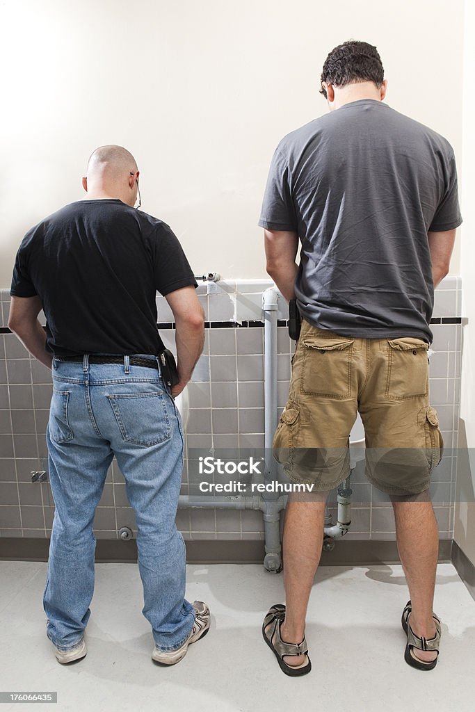 Dos hombres en el Urinals - Foto de stock de Orinal libre de derechos