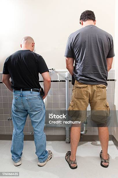 Dos Hombres En El Urinals Foto de stock y más banco de imágenes de Orinal - Orinal, Hombres, Alto - Descripción física