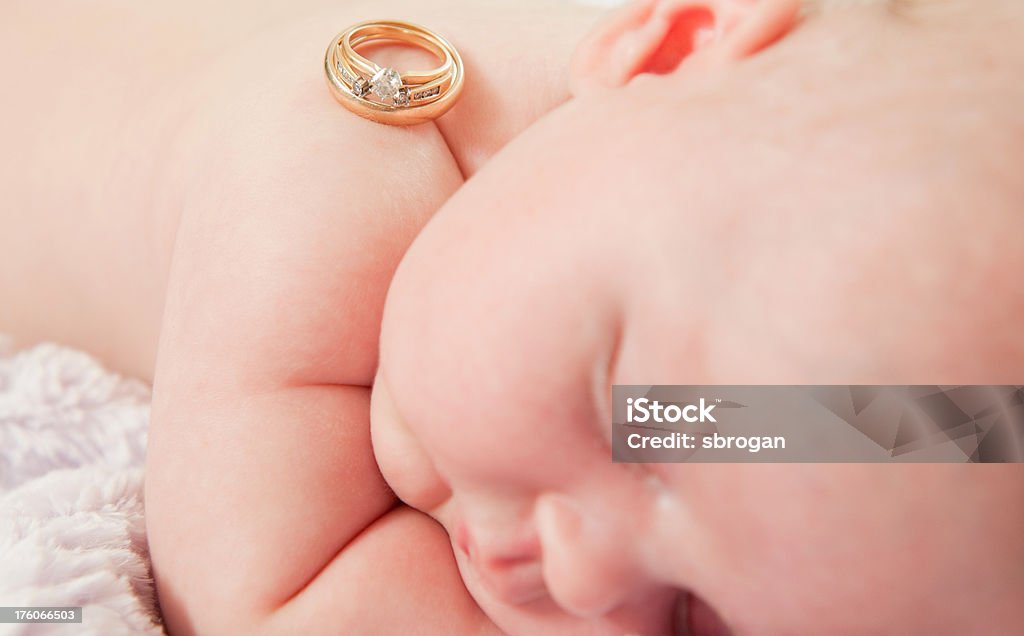 Bebê Menina com Alianças de casamento - Royalty-free 0-1 Mês Foto de stock