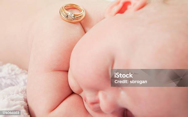 Bebê Menina Com Alianças De Casamento - Fotografias de stock e mais imagens de 0-1 Mês - 0-1 Mês, Amor, Anel de Casamento