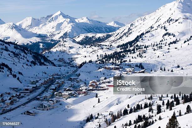 Winterdorf Stockfoto und mehr Bilder von Alpen - Alpen, Ansicht aus erhöhter Perspektive, Berg