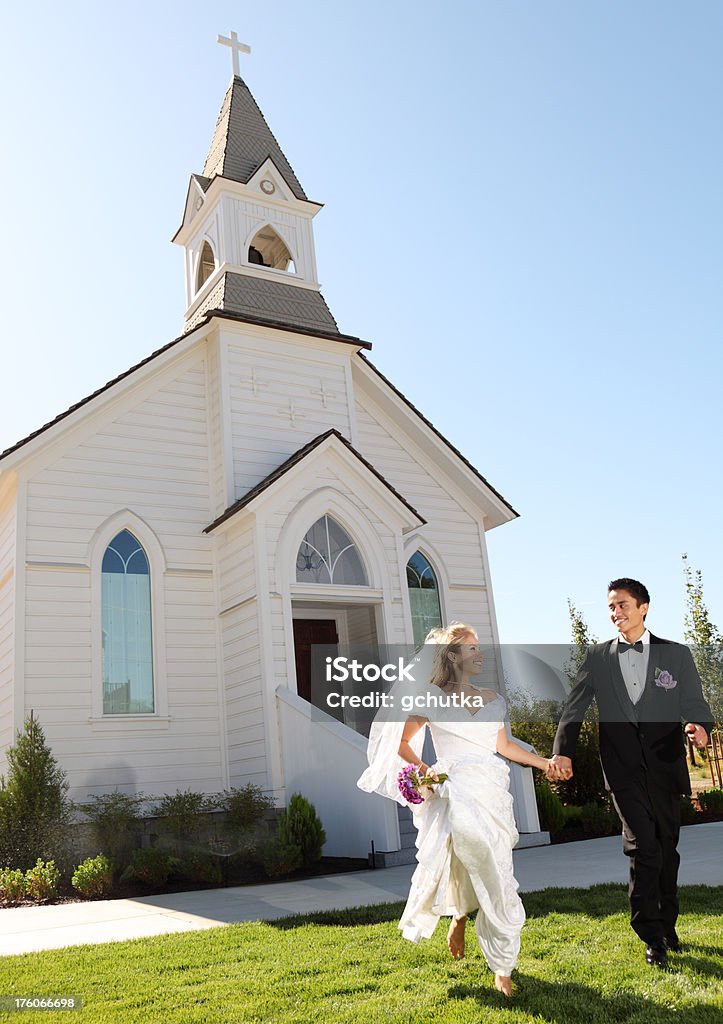 Novia y el novio en funcionamiento desde Church - Foto de stock de Boda libre de derechos