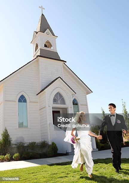 Noiva E Noivo Em Execução De Igreja - Fotografias de stock e mais imagens de Capela - Capela, Casamento, Casal