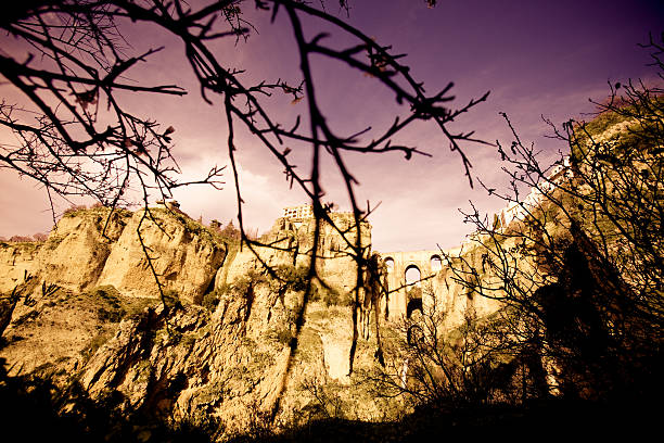 colina la ciudad en españa-ronda - ronda spain rhonda bridge fotografías e imágenes de stock