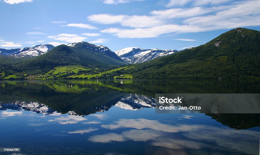 Reflexionen in einem Norwegische See - Lizenzfrei Naturwald Stock-Foto