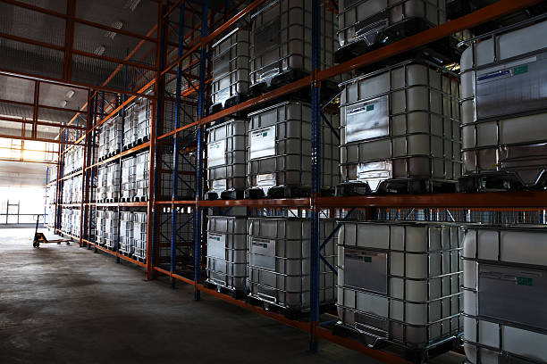 ibc liquid gestapelte container im warehouse - storage tank stock-fotos und bilder