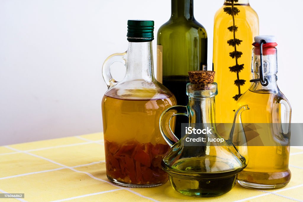Molho italiano garrafas em uma mesa - Foto de stock de Alecrim royalty-free