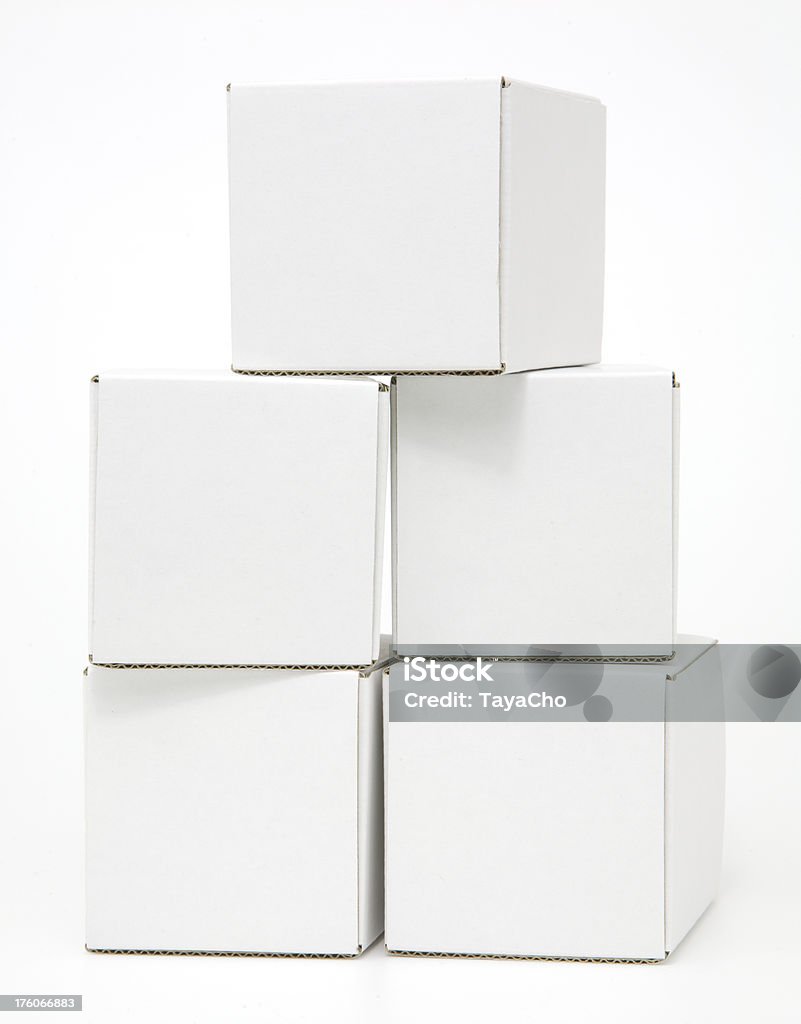 Cinco em branco branco empilhadas caixas de papelão e casual - Foto de stock de Branco royalty-free